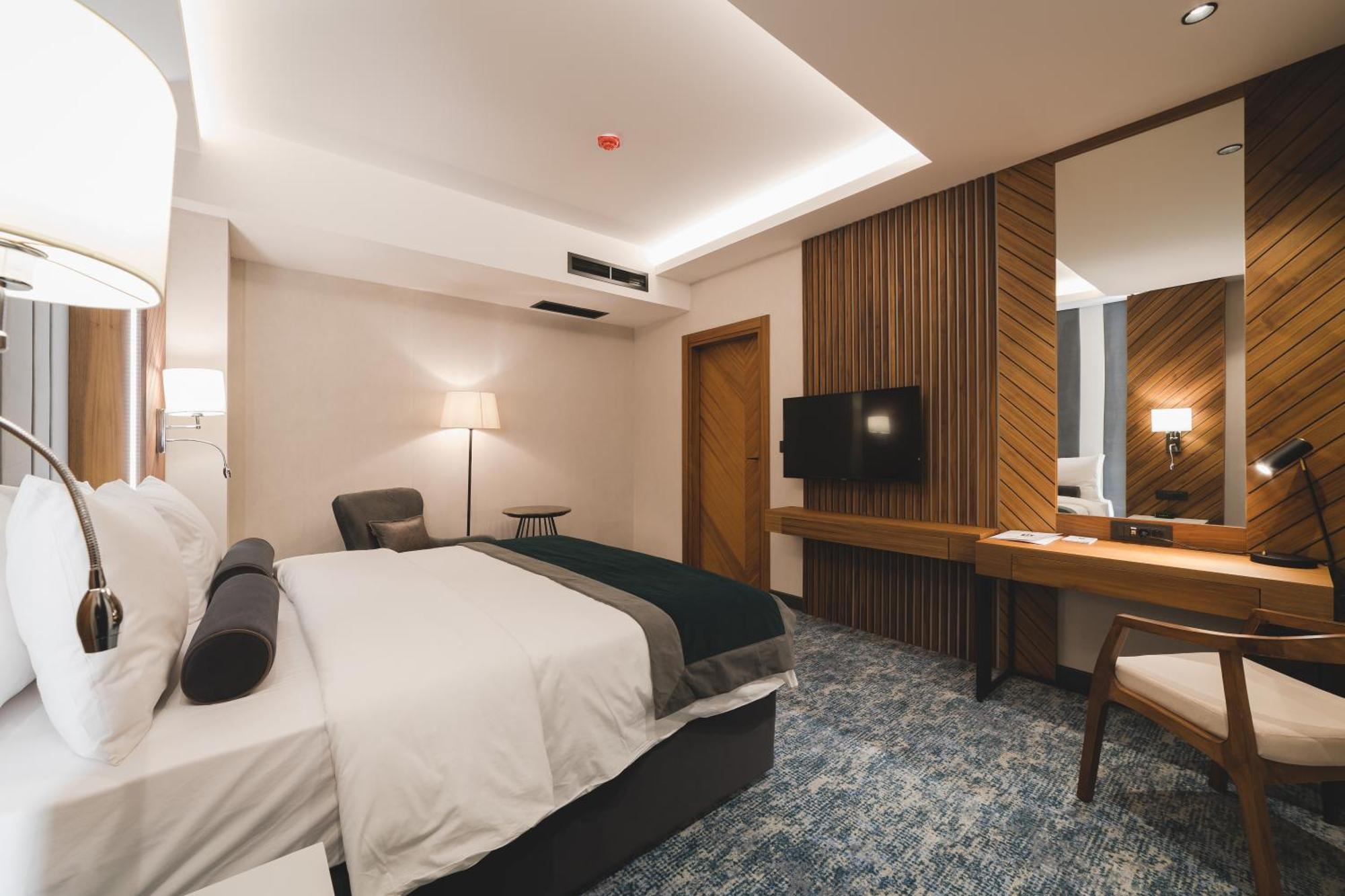 Bristol Hotel Подгорица Экстерьер фото